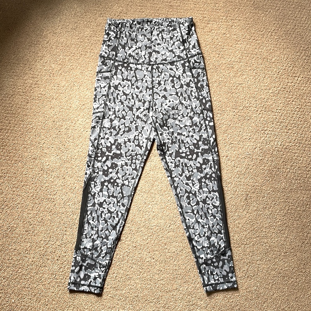 KAY UNGER 2 Side Pockets Women’s High Waist Camo Printed Leggings - Size M